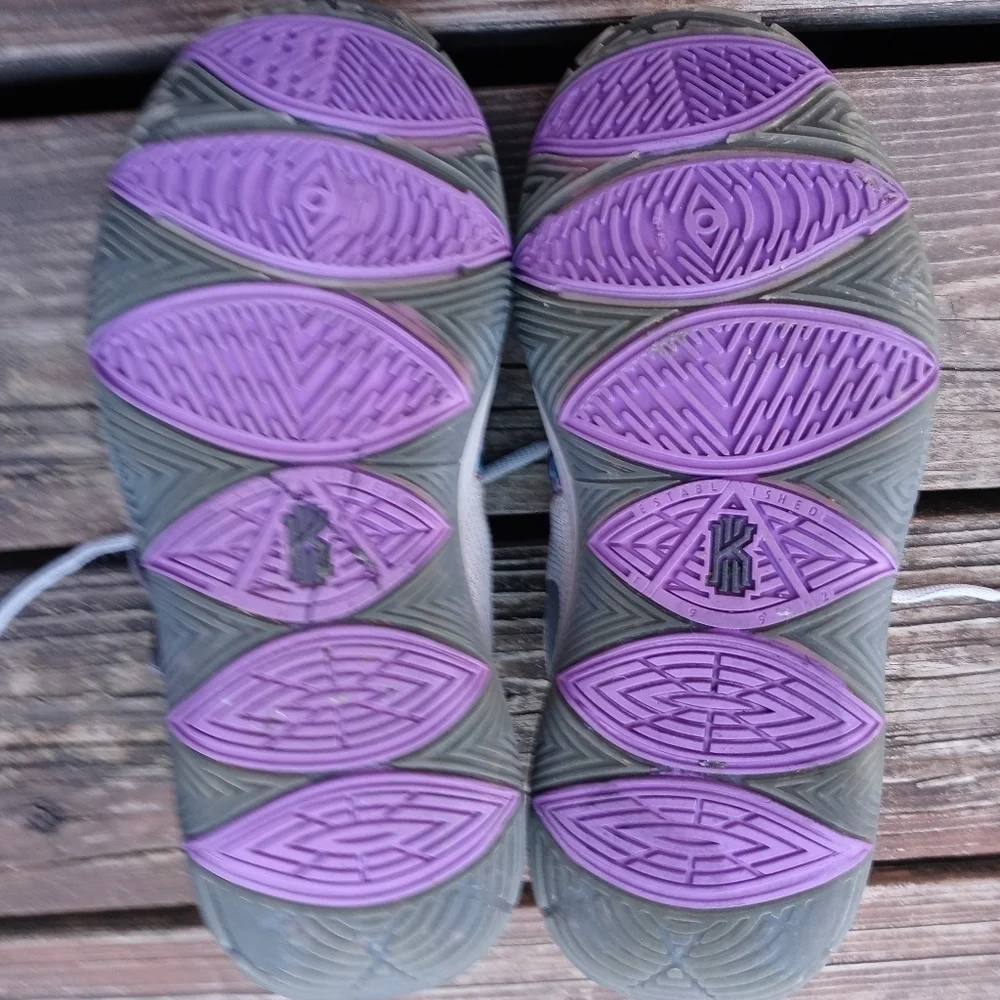 NIKE Kyrie 5 Graffiti Atmosphere Wo's Sz 8 Youth sz 6 .Grey AQ2456 001.. Sock pr